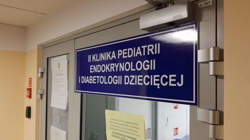 Zdjęcie przestawia wejscie do Klinika 2 Pediatrii, Endokrynologii i Diabetologii Dziecięcej