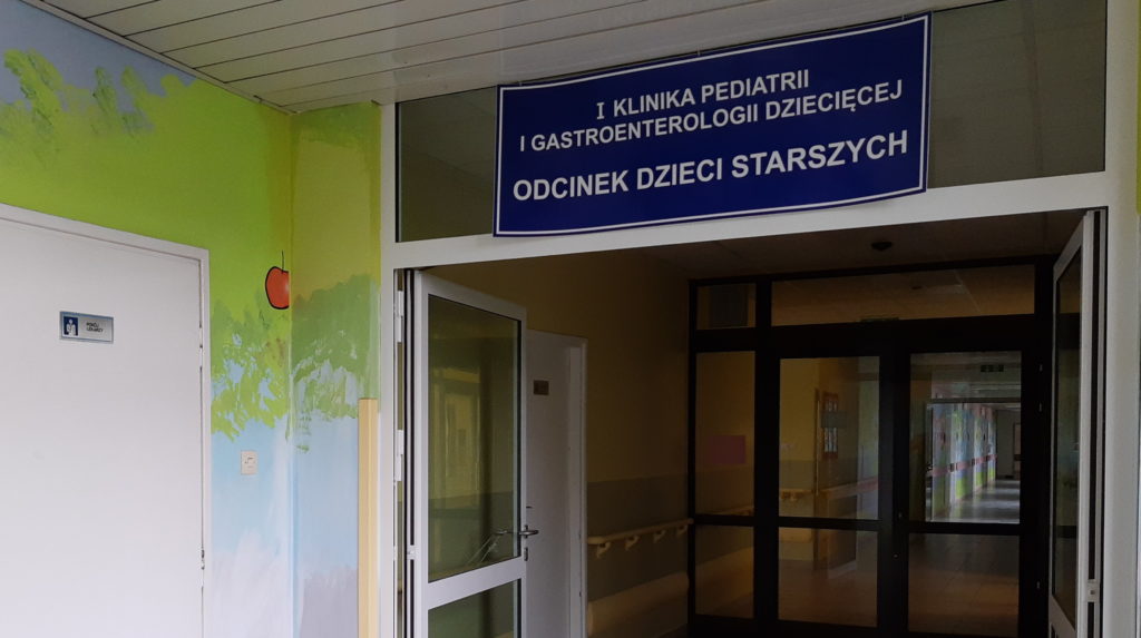 Zdjęcie przestawia wejscie do Klinika 1 Pediatrii i Gastroenterologii Dziecięcej